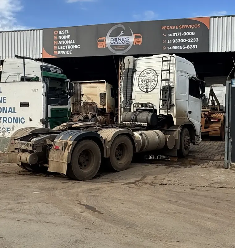 Entrada da oficina Denes Volvo com caminhão Volvo chegando para manutenção