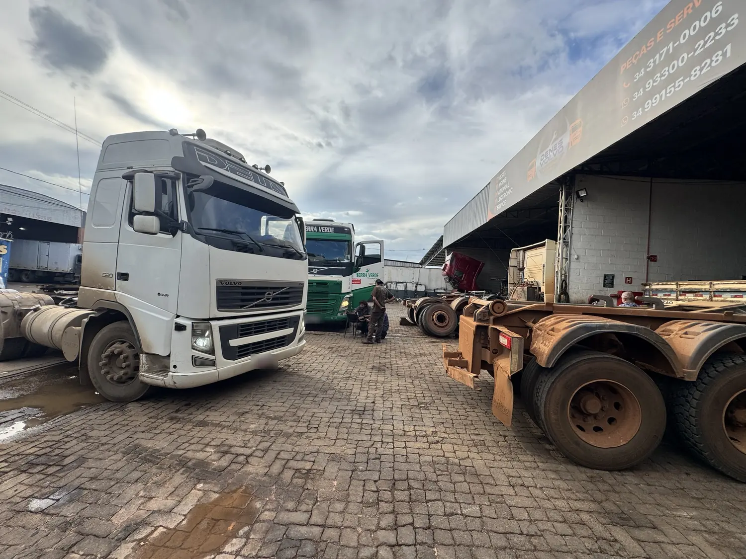 Pátio da Denes Volvo com caminhões Volvo em atendimento em Patos de Minas